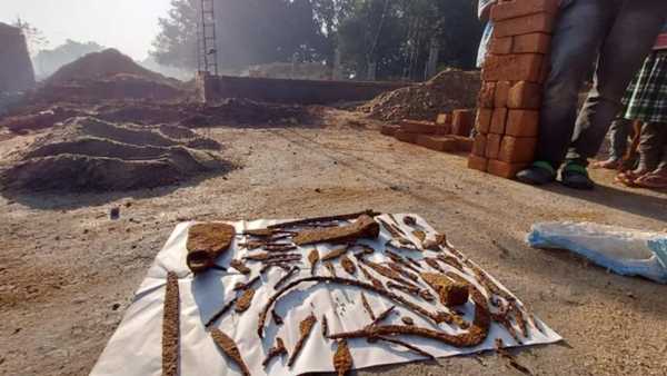 लोहरदगा में मकान के लिए नींव खुदाई के दौरान मिला प्राचीन हथियारों और औजारों का जखीरा